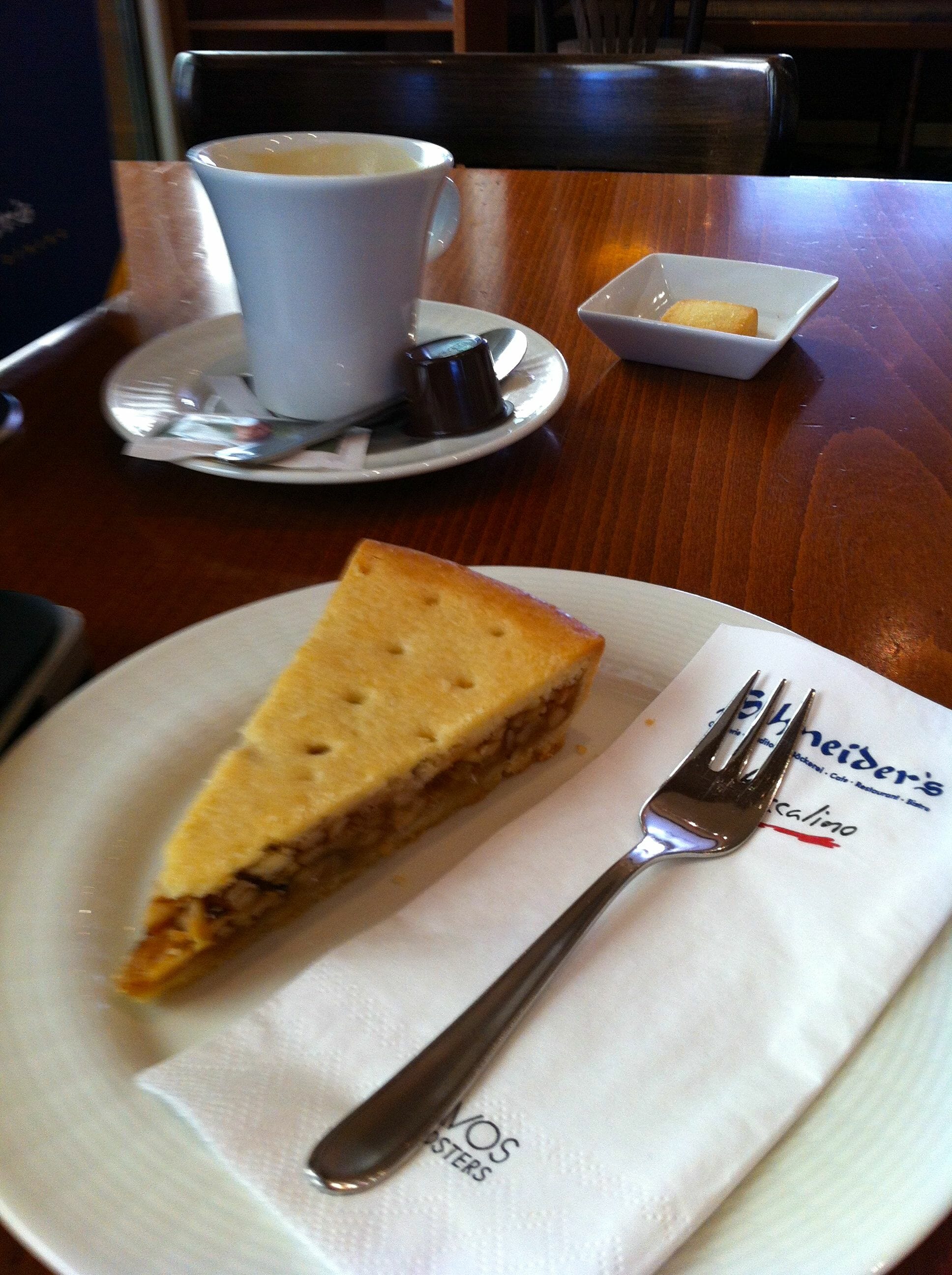 Mandatory stop in Davos on Sunday: Engadine Nusstorte and kaffee crème.