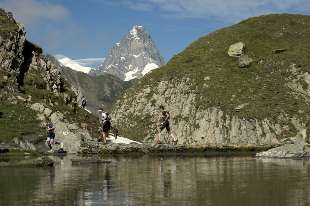 Runner on the Traversée course, passing by the high-elevation Lacs de Fenetre.
