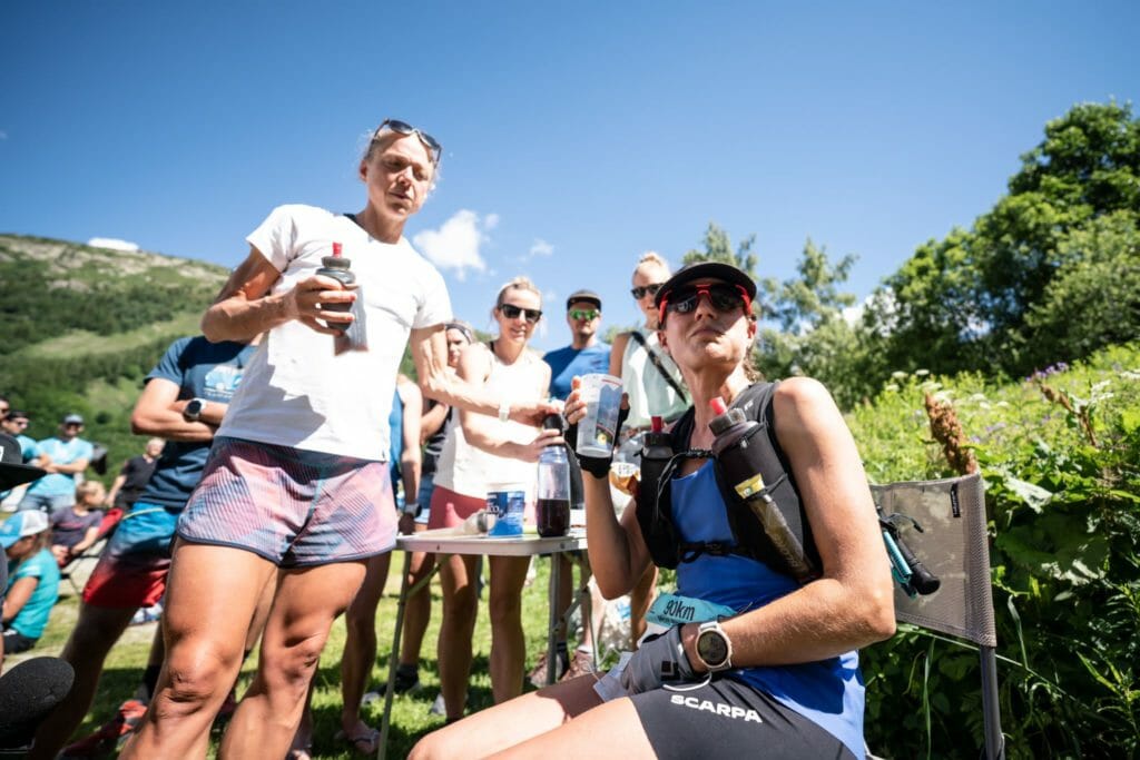 Hillary Gerardi at aid station with Mimmi Kotka.